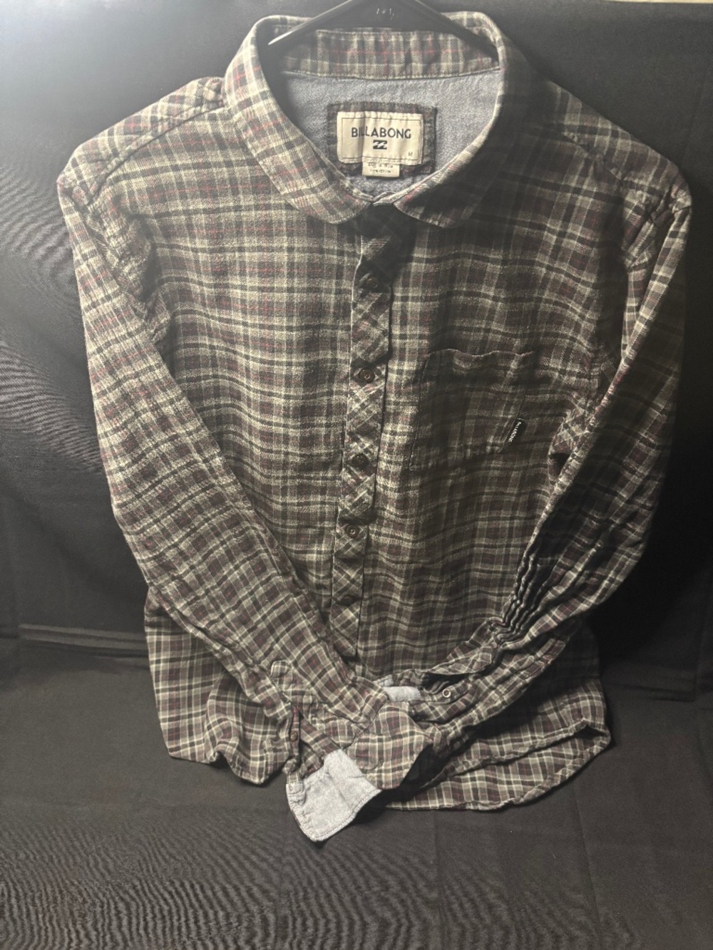Billabong Men’s Medium Plaid Flannel Shirt Gray Red Long Sleeve Cotton.